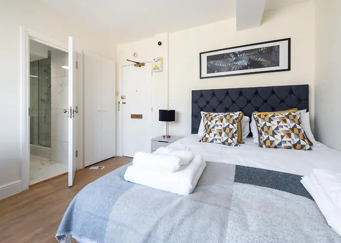Capital Apartment 856, Chelsea Cloisters